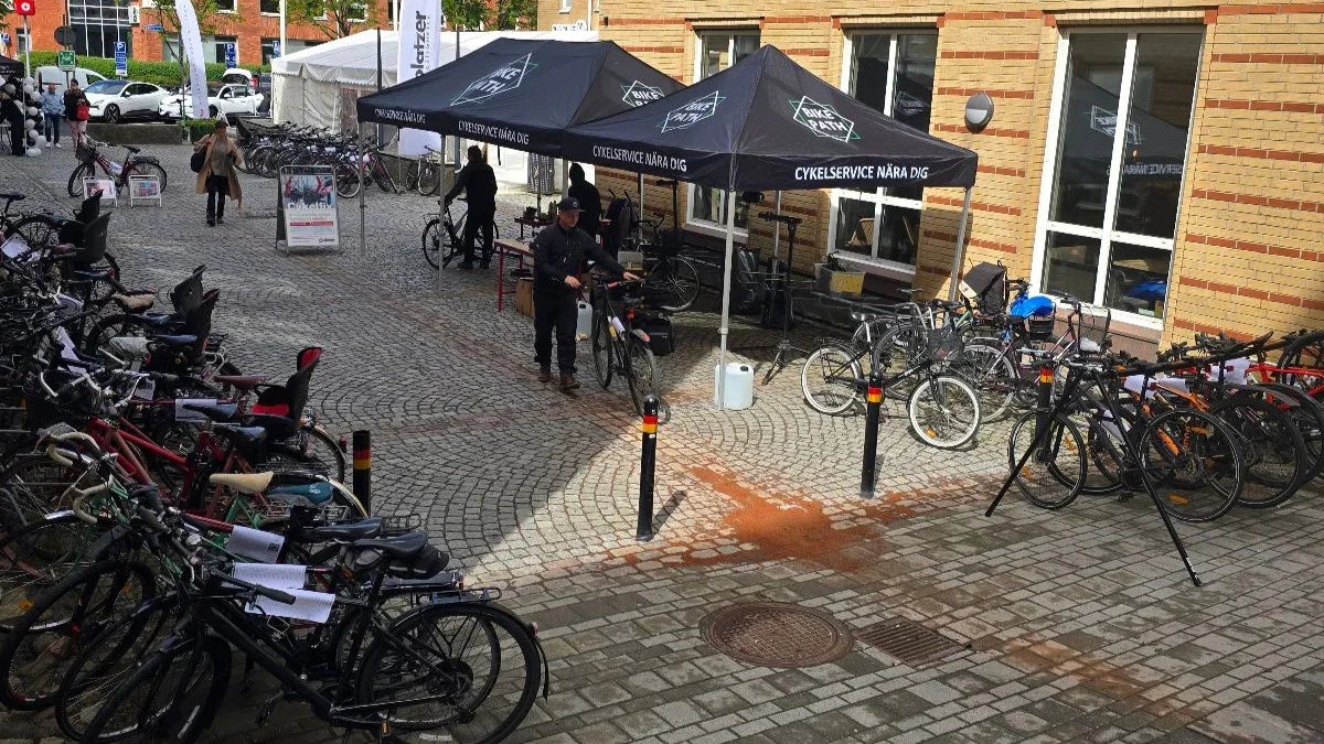 Cykelservice utomhus med cyklar och tält, cykelreparation och tillbehör i Stockholm/Göteborg