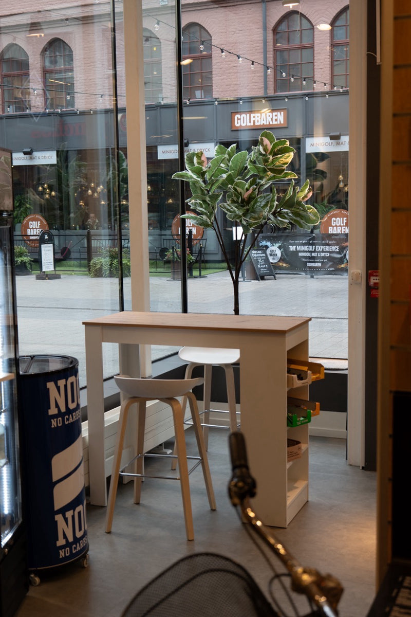 inne i cykelbutik mitt i på Sunbybergs torg