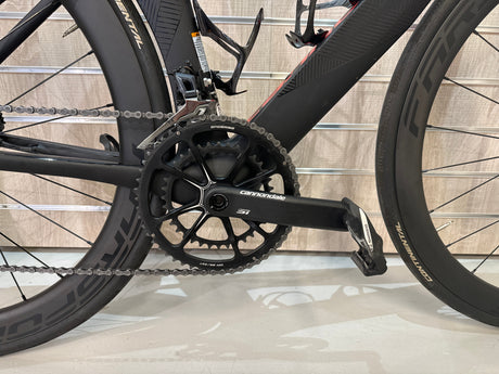 Närbild på svart Cannondale SystemSix cykel vevparti med Shimano pedal och Continental däck