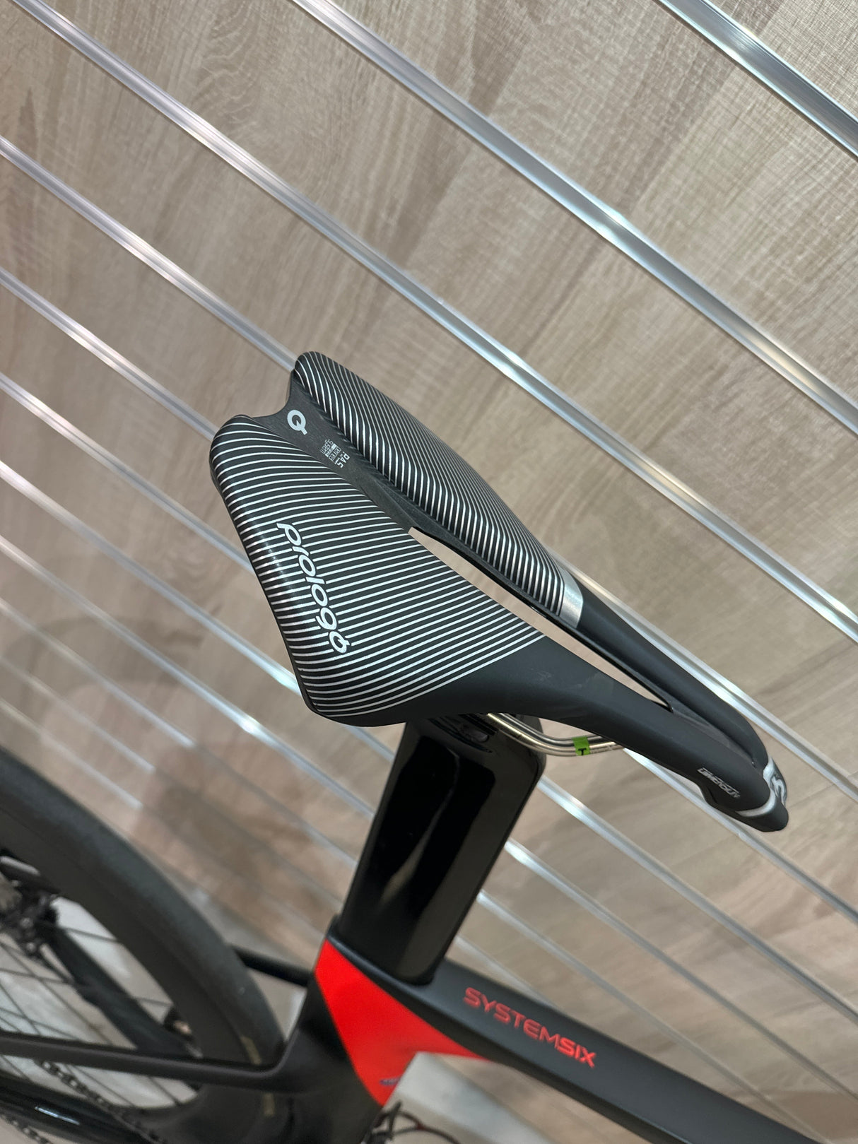 Prologo cykelsadel med vit rand på svart sadelstolpe på Cannondale SystemSix racercykel