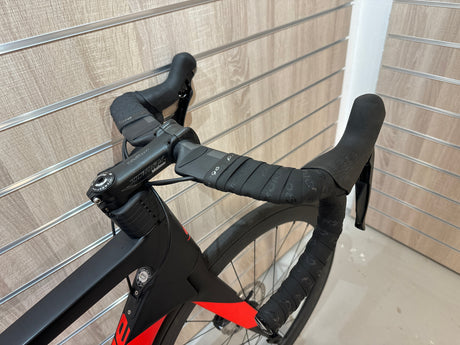 Cannondale SystemSix racercykel framsida med svart och röd ram och styre med svart tejp