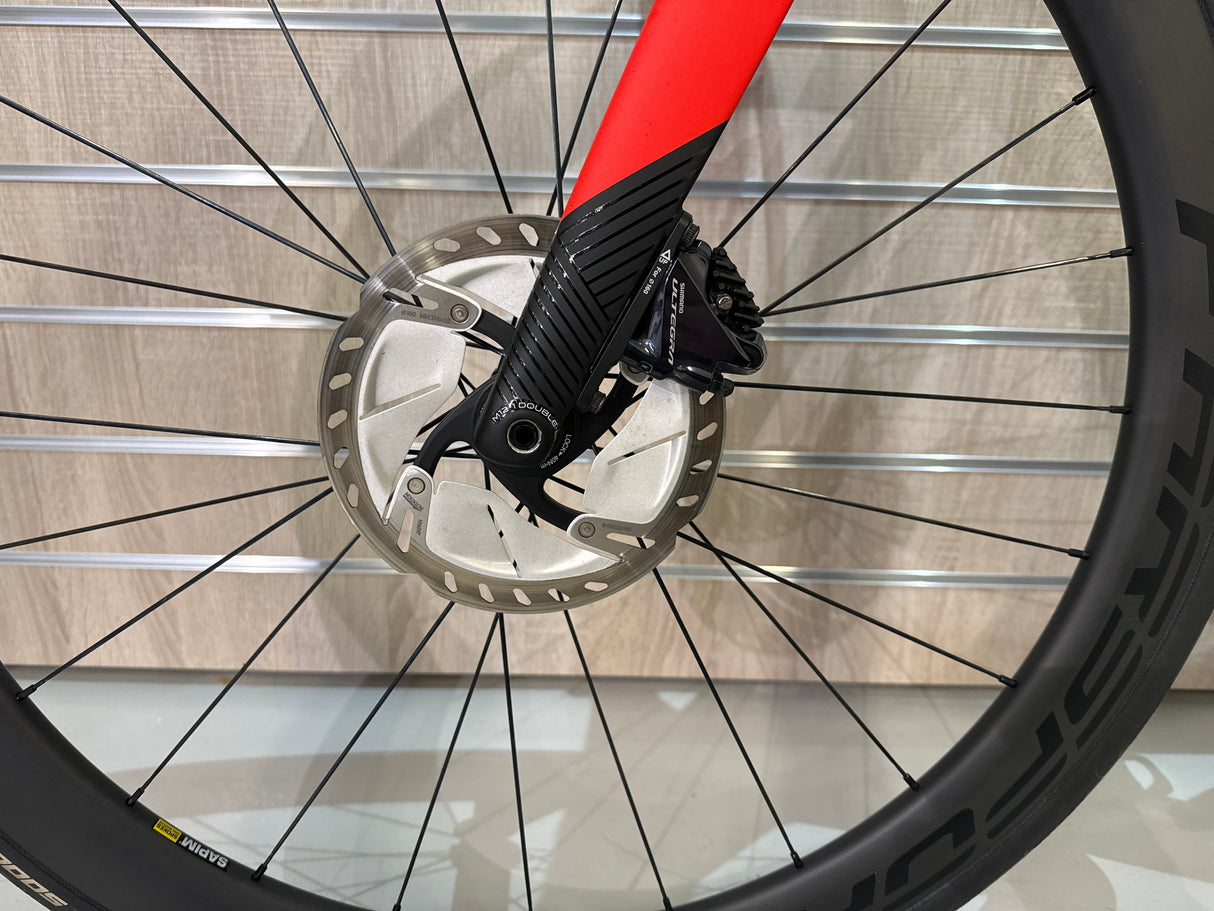 Närbild på Cannondale hjul med discbroms Shimano Ultegra och Mavic keramhjul