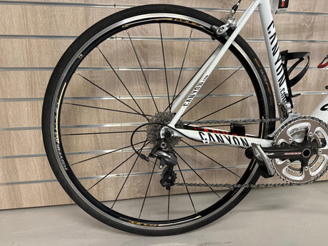 Canyon racercykel bakhjul med Shimano Ultegra växelsystem och Continental Ultra Sport däck