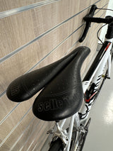 Selle Italia svart cykelsadel på vit och svart racercykel med droppstyre