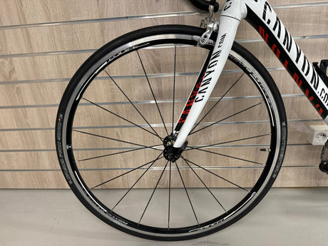 Framhjul på Canyon landsvägscykel med Continental Grand Prix 4000 däck och snabbkoppling