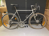 Vintage DBS 10-speed racercykel med silverram, svart sadel och drop-styrning