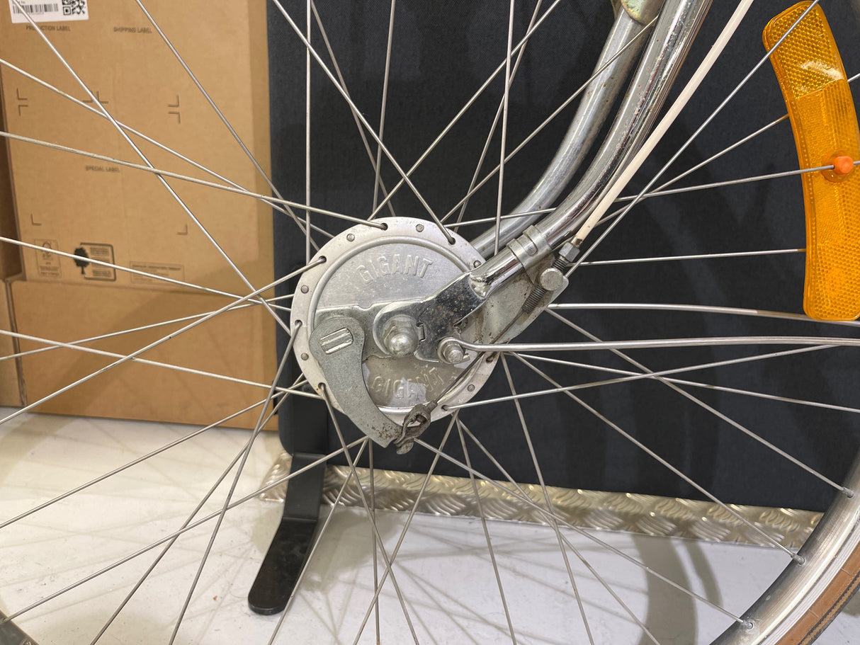 Cykelhjul med metallnav märkt Gigant och orange reflex på eken