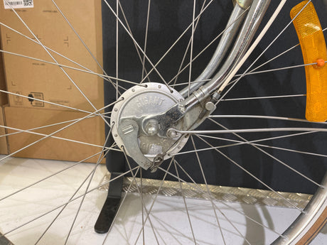 Cykelhjul med metallnav märkt Gigant och orange reflex på eken