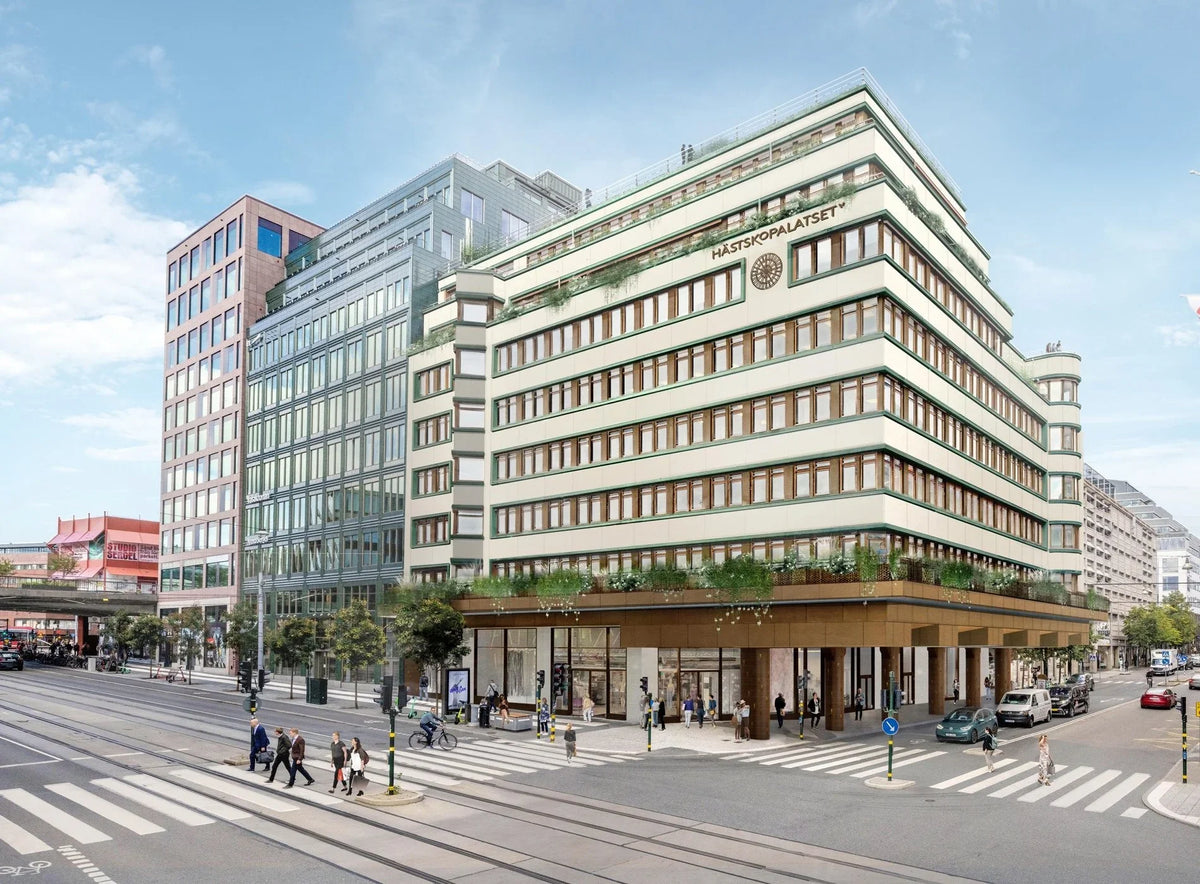 Hästskopalatset byggnad i Stockholm med gatuliv och cykelväg
